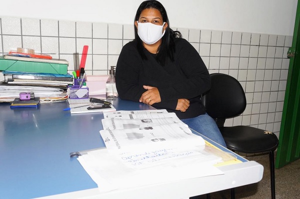 A diretora Suzan Kelly prepara o material impresso para ser entregue aos alunos